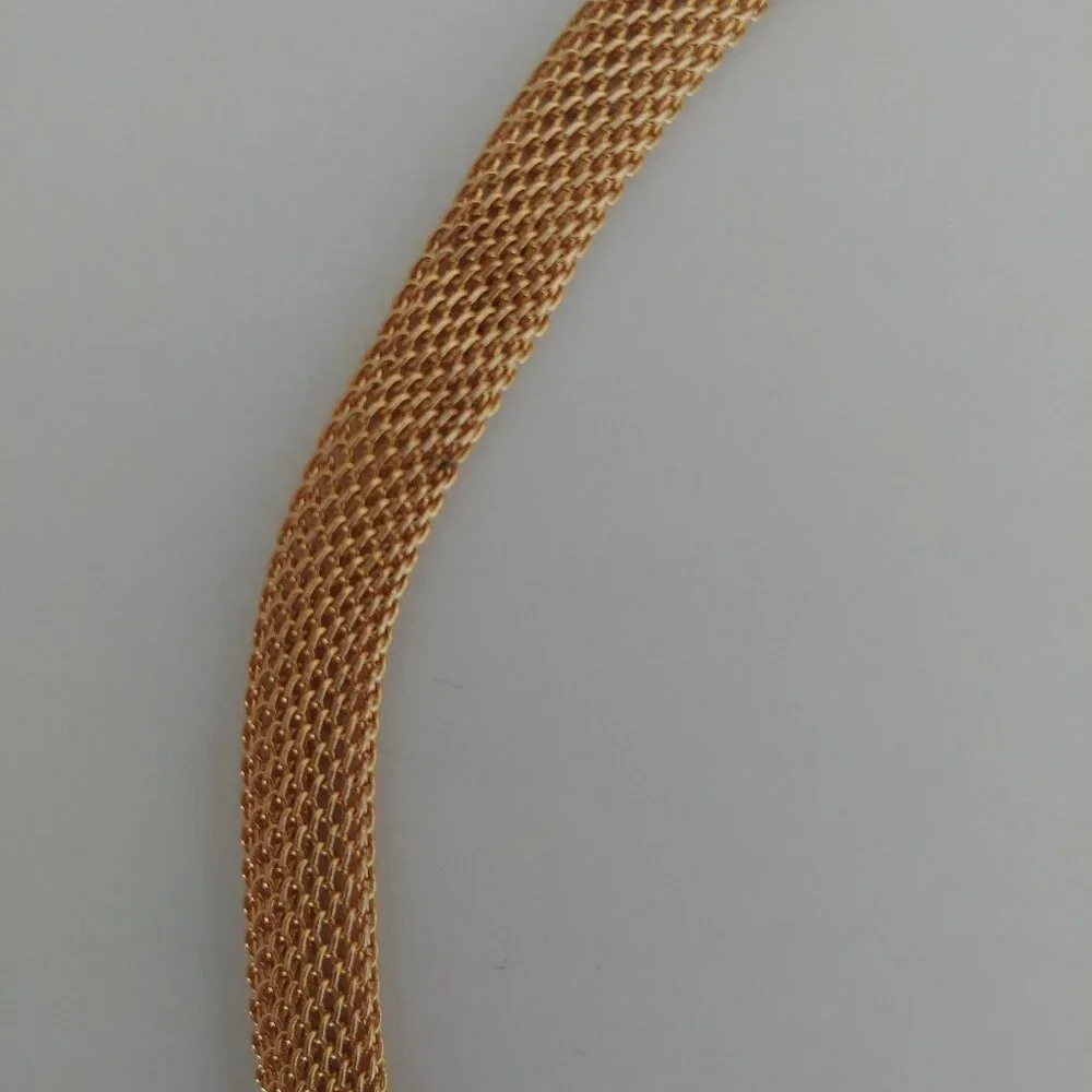 Short mesh style gold tone necklace faux clasp pendant - Picture 10 of 10